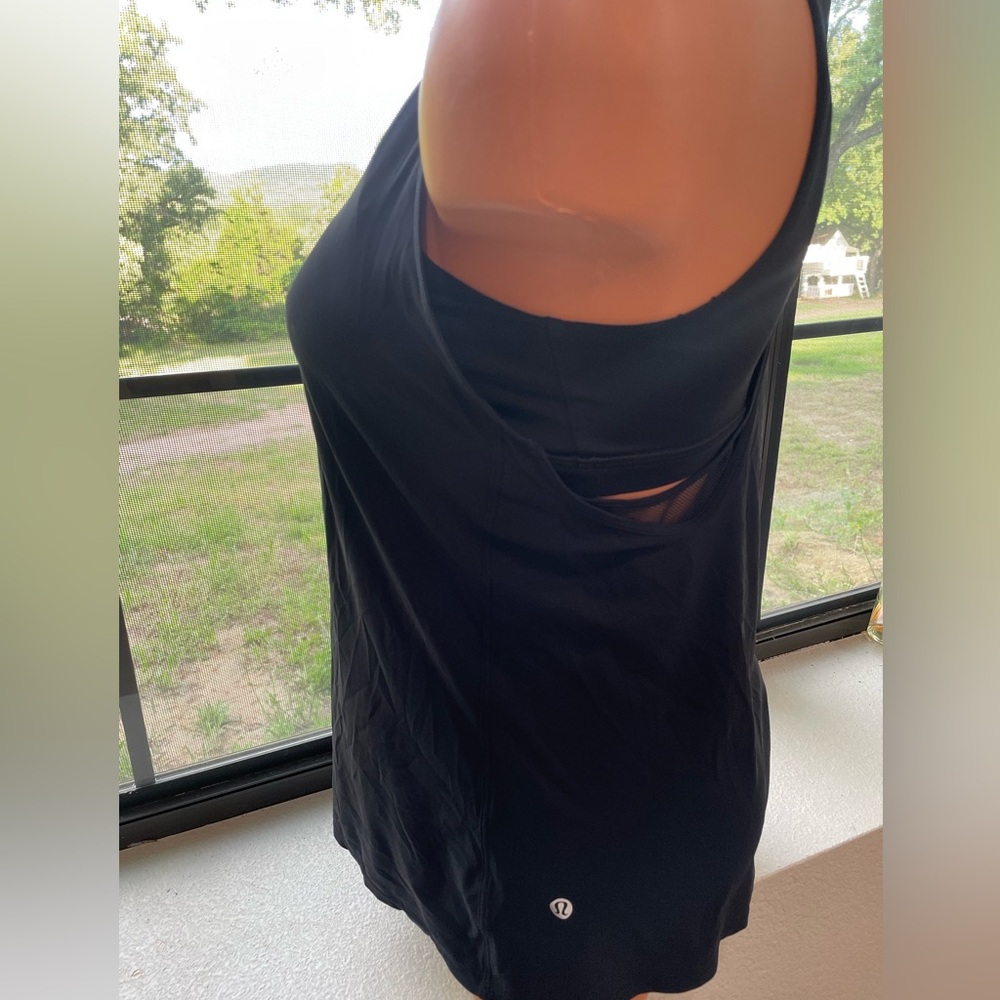 Lululemon women’s top w/built in bra